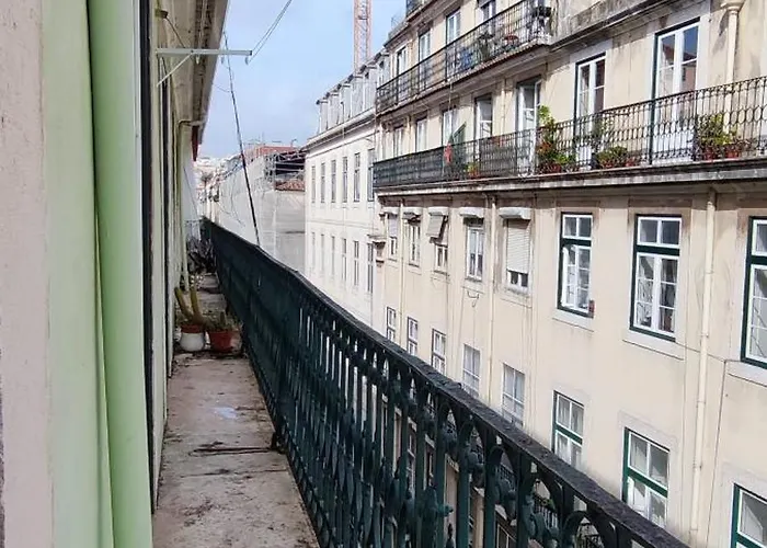 In Cozy Shared In The Center Of * Lissabon